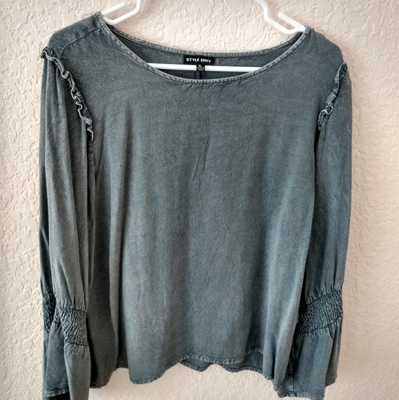 Style Envy Gray Ruffled Top - Picture 4 of 5